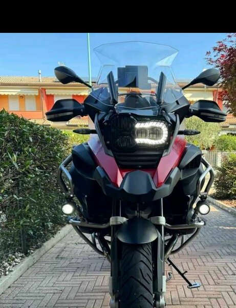 BMW GS 1250 Adventure moto rouge