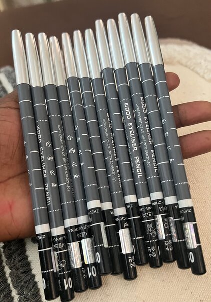 Crayons pour yeux noirs