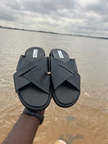 Tongs en cuir noir élégantes