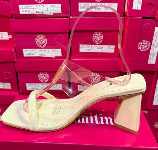 Sandales transparentes à talon