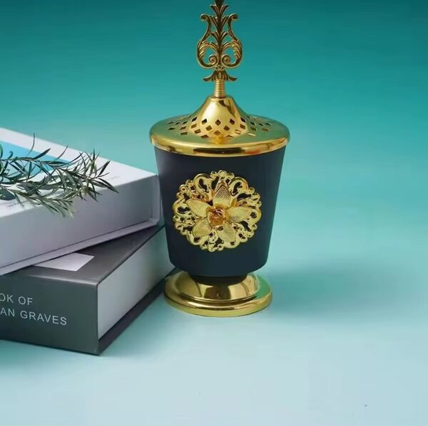 Encensoir en métal noir et doré