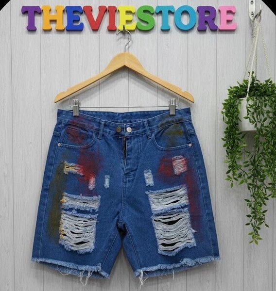 Shorts en jeans déchirés et peints