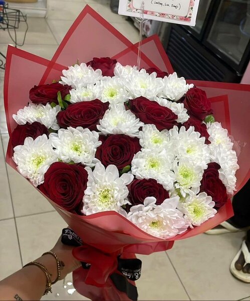 Bouquet de fleurs rouges et blanches
