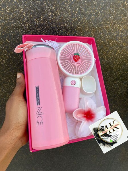 Cadeau avec mini ventilateur et gourde