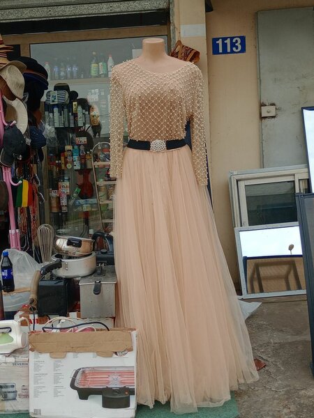 Robe longue en tulle beige avec ceinture noire