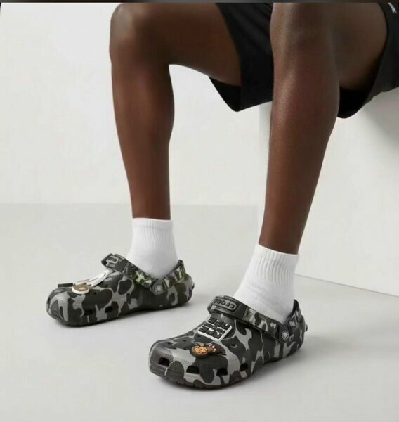 Sabots Crocs camouflage noir/gris homme