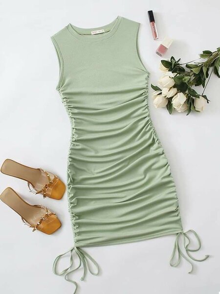 Robe moulante froncée élégante