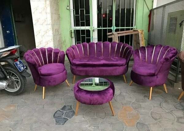Salon moderne violet avec canapé et fauteuils