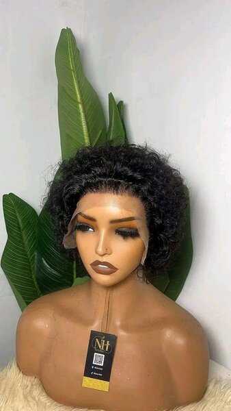Perruque synthétique courte noire