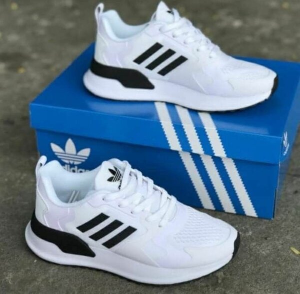Chaussures de sport Adidas blanches pour hommes