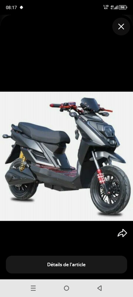 Scooter Yamaha noir et rouge