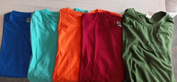 Lot de t-shirts colorés