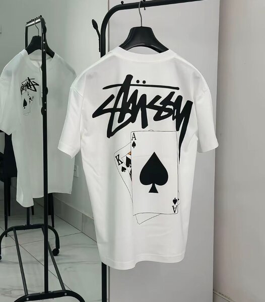 T-shirt graphique moderne