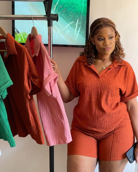 Tenue élégante femme moderne