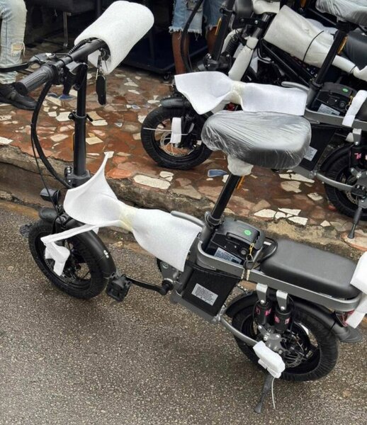 Vélo électrique pliant compact