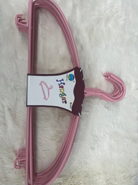 Cintres en plastique rose