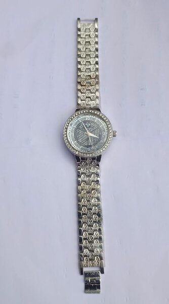 Montre élégante en acier