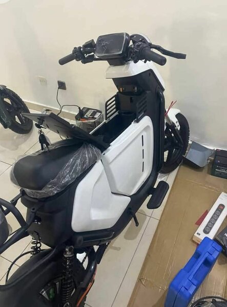 Scooter électrique blanc et noir