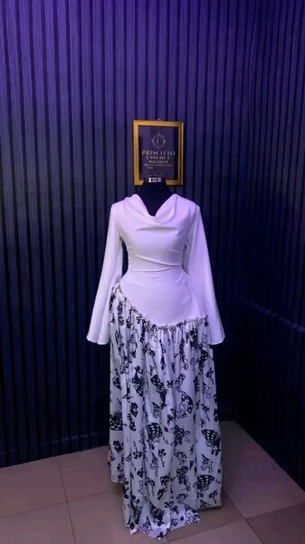 Robe longue blanche motif papillon