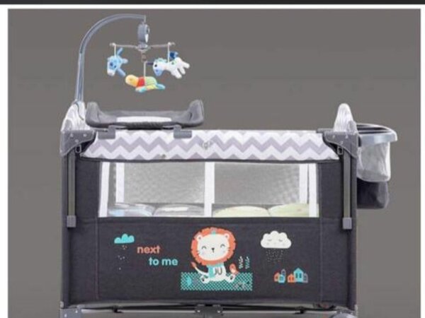 Lit de voyage bébé avec mobile et rangement