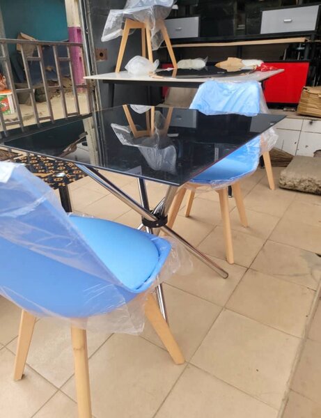 Table à manger en verre design