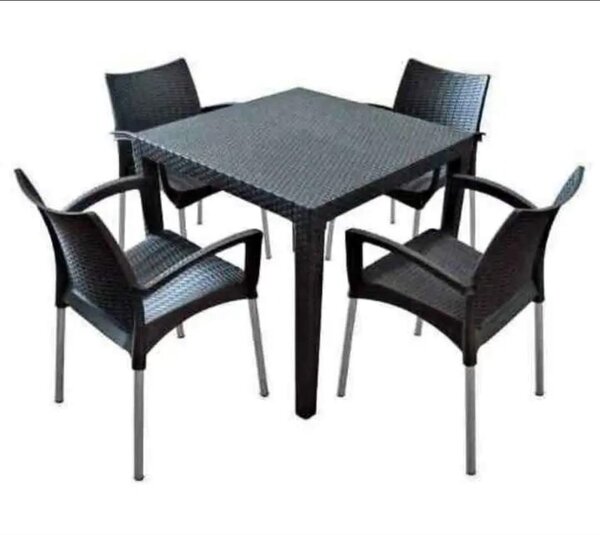 Table et 4 chaises en plastique noir