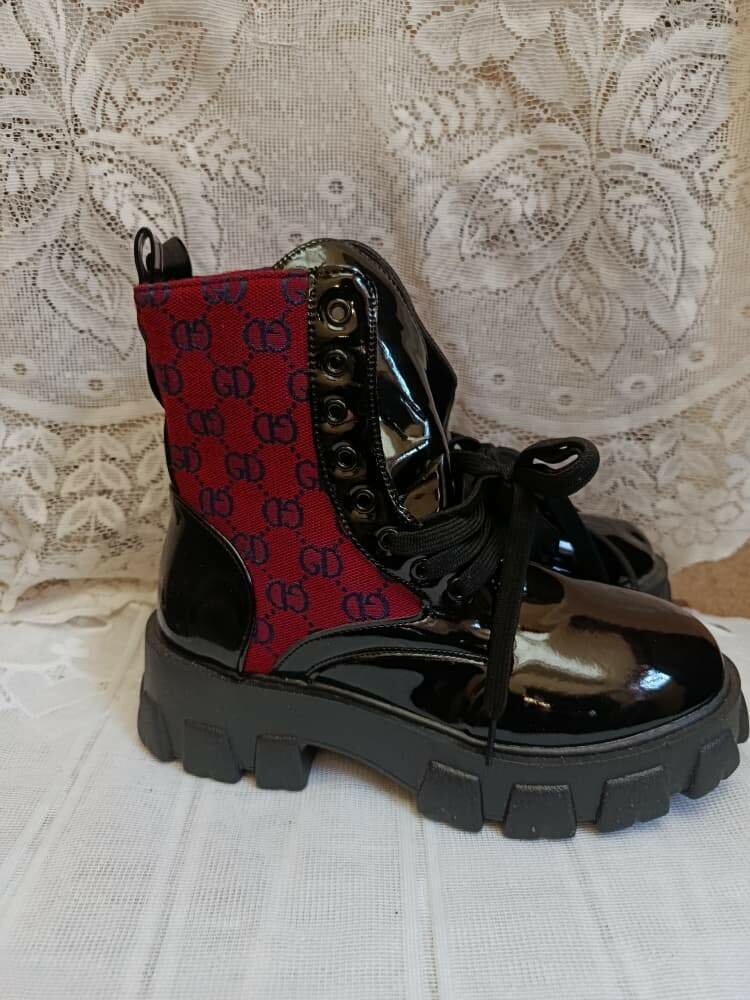 Bottes en noir avec lacets