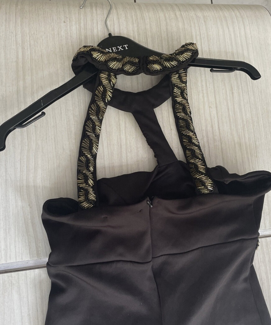 Robe noire élégante avec bretelles