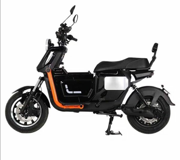 Scooter électrique noir et orange