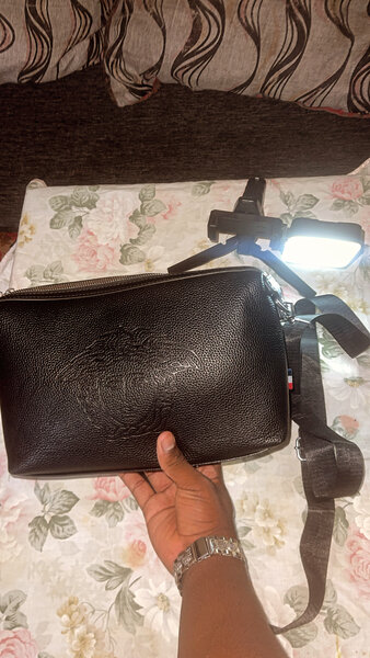 Sac bandoulière en cuir noir