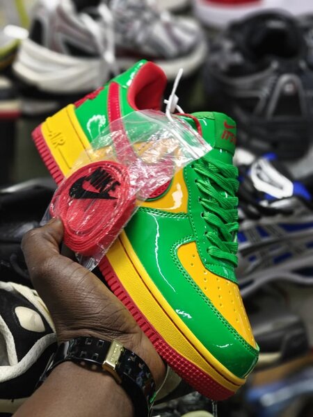 Baskets colorées en cuir