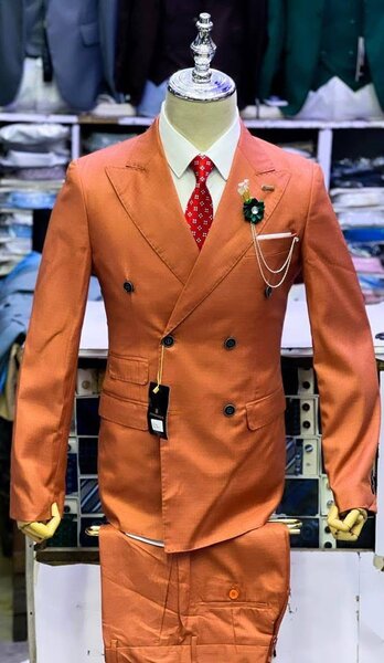 Costume homme orange avec cravate rouge