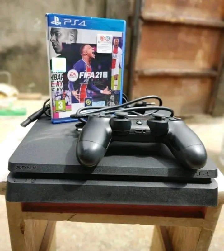 Console Sony PS4 Slim 500Go avec manette