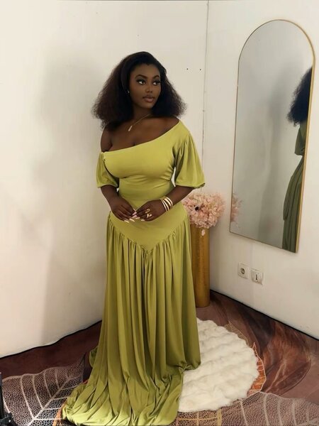 Robe élégante à une épaule