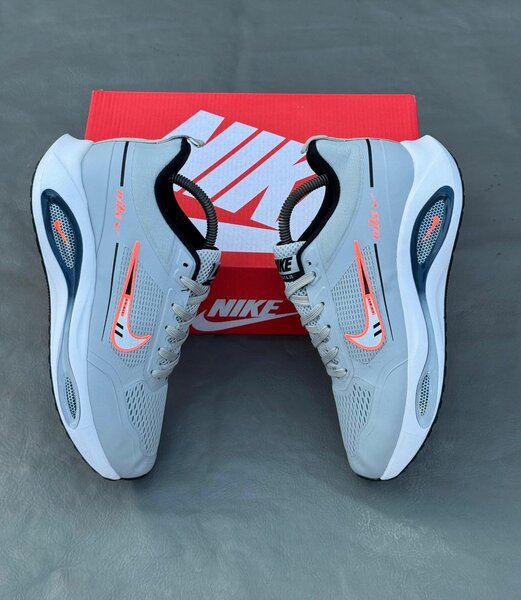 Chaussures de sport Nike grises