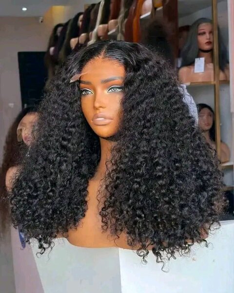 Perruque cheveux bouclés noirs