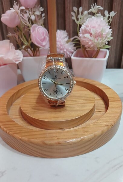 Montre luxe pour femme élégante