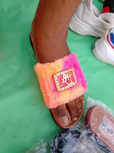 Sandales en fourrure colorée