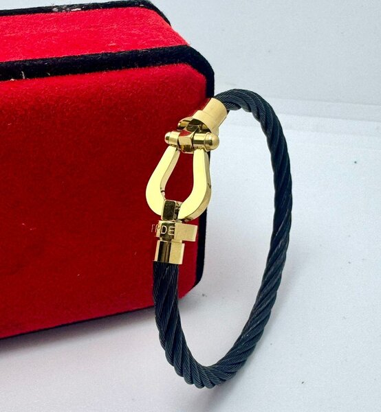 Bracelet élégant en câble noir