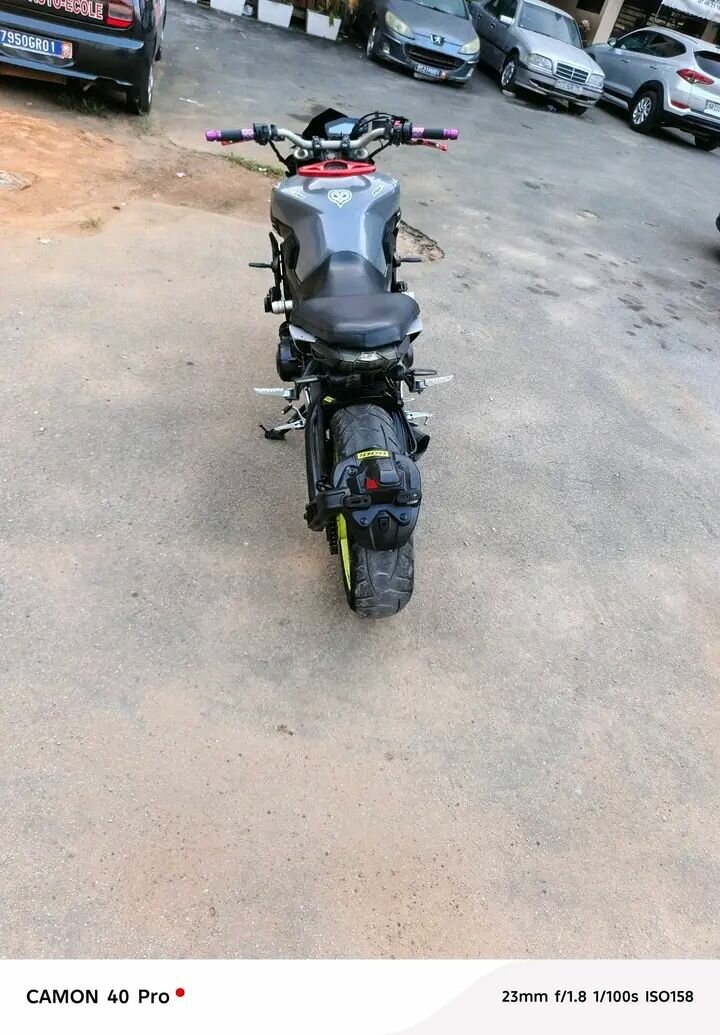 Moto sportive pour route