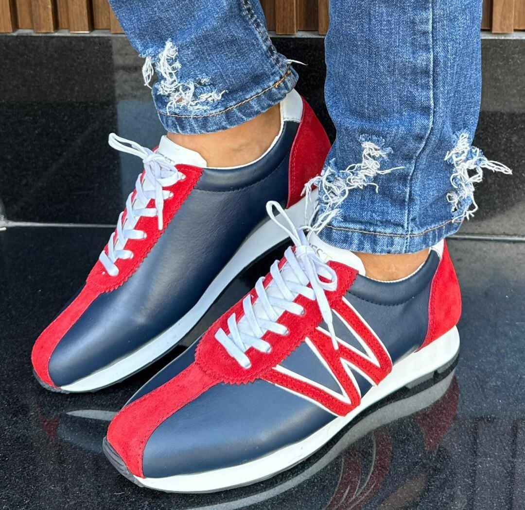 Baskets tendance bleu et rouge