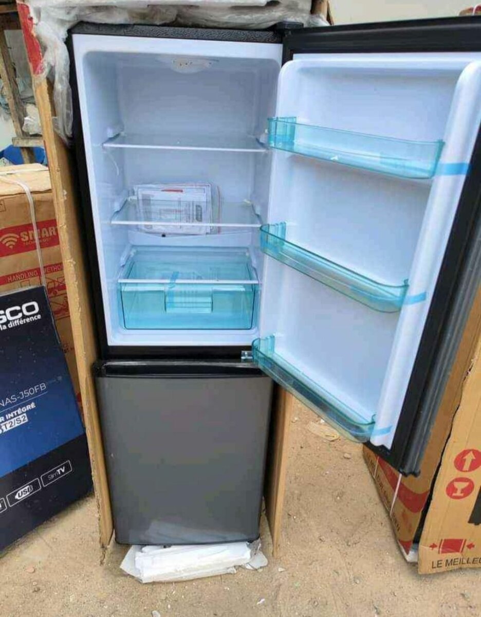 Réfrigérateur avec congélateur intégré