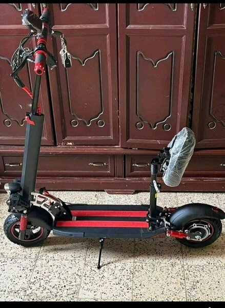 Trottinette électrique rouge noir