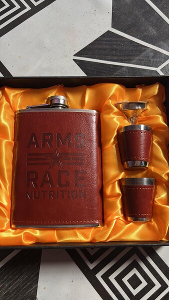 Flasque en cuir avec gobelets