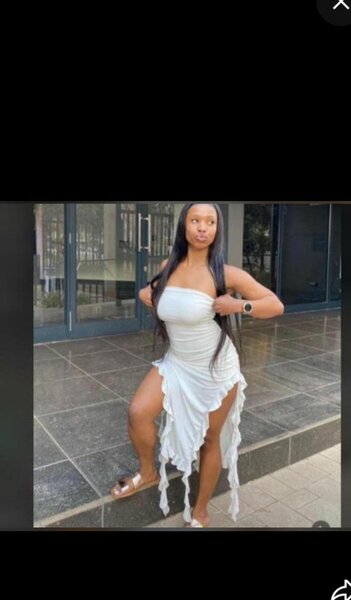 Robe blanche asymétrique élégante pour femmes