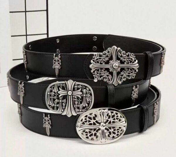 Ceinture noire en cuir avec croix