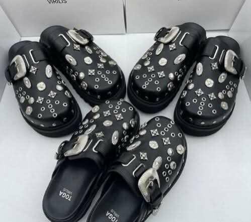 Mules en cuir cloutées