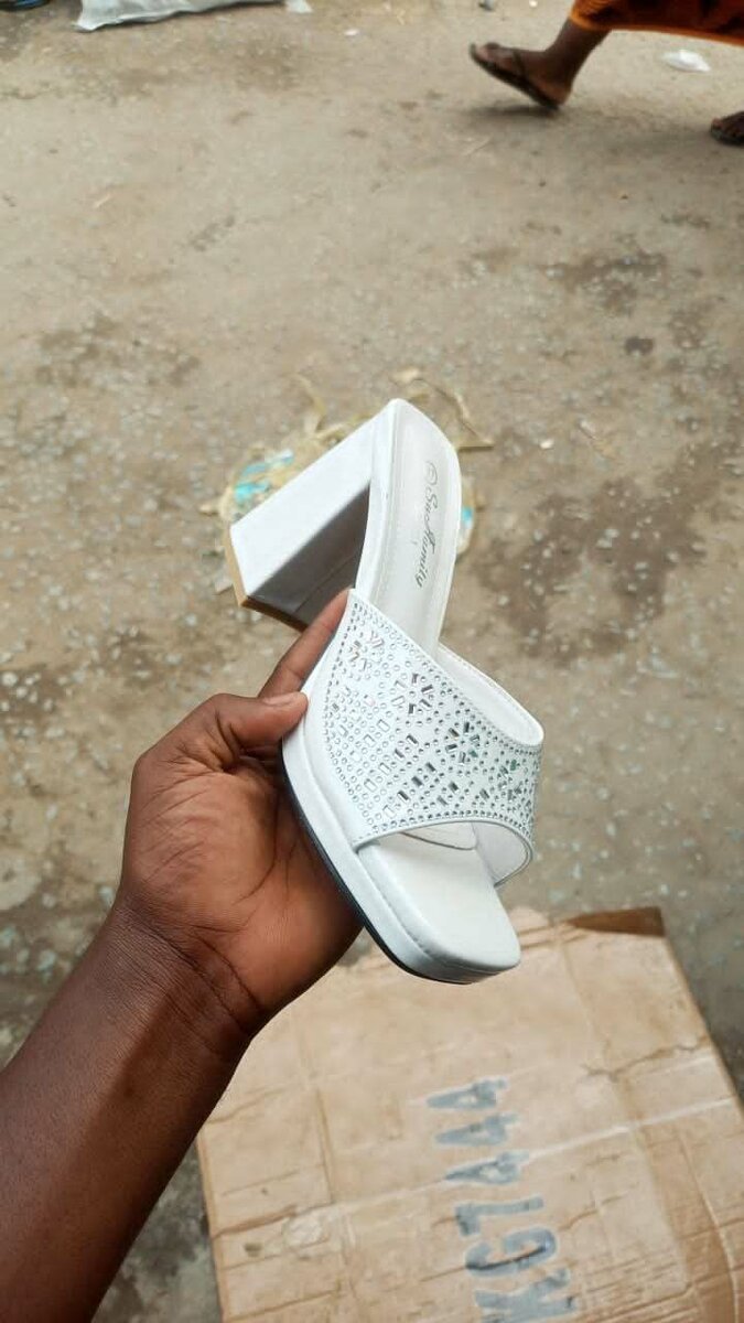 Sandales blanches à talons pour femmes