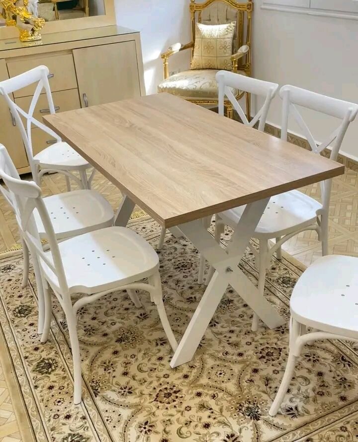 Table à manger en bois avec chaises