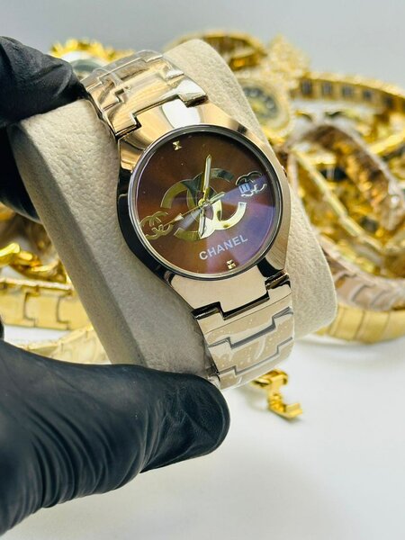 Montre Chanel élégante dorée